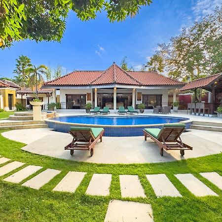 Villa Bugis Abimanyu Seminyak Buitenkant foto